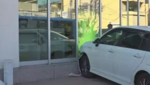 郵便局に乗用車突っ込む　建物内の女性にガラスの破片が刺さり軽傷　甲府