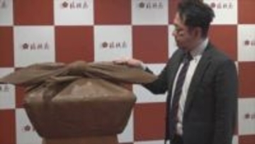 「ぜひ触ってほしい」重さ85キロ　桔梗信玄餅の銅像　工場テーマパークに登場　山梨・笛吹市