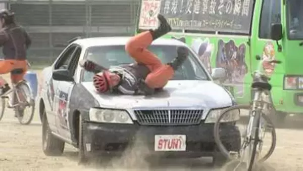 「よく車道に出て運転するので気を付けたい」巻き込み事故や衝突事故　スタントマンが自転車事故を再現　山梨・白根巨摩中学校