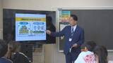 「教室に付いているエアコンなど　市議が小学校で出前授業　予算審議など議会や議員の役割を説明　山梨・甲州市」の画像1