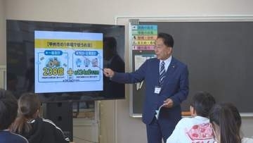 教室に付いているエアコンなど　市議が小学校で出前授業　予算審議など議会や議員の役割を説明　山梨・甲州市