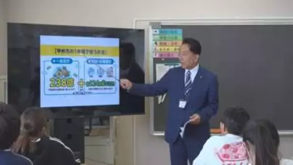 教室に付いているエアコンなど　市議が小学校で出前授業　予算審議など議会や議員の役割を説明　山梨・甲州市