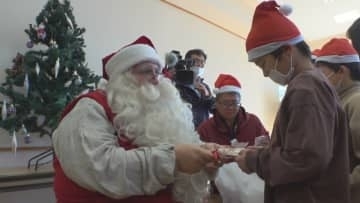 「おうちにきてほしい」　本場フィンランド公認のサンタが県内初訪問で子どもたちと交流　山梨・北杜市