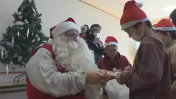 「おうちにきてほしい」　本場フィンランド公認のサンタが県内初訪問で子どもたちと交流　山梨・北杜市