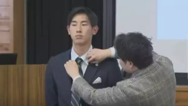 「スーツが似合う大人になりたい」　高校3年生向けのスーツの着方講座　初めてのスーツ、ネクタイの選び方は？　山梨・日川高校
