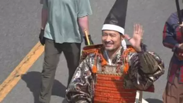 勇壮に武田二十四将騎馬行列　信玄公役は俳優の前川泰之さん　山梨・甲府市