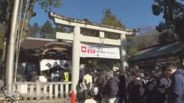 「家族安全で幸せに」元日の初詣客でにぎわう　山梨・武田神社