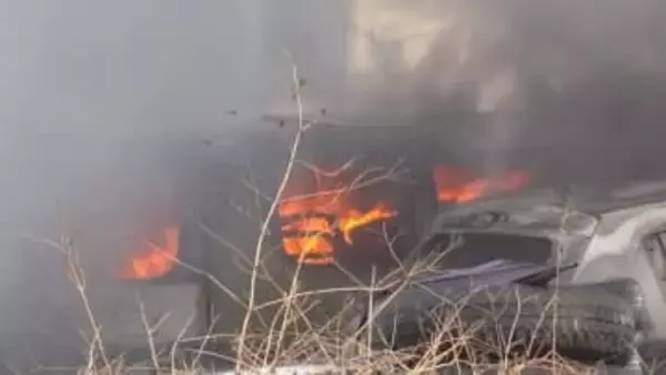 「爆発音と黒い煙」　少なくとも9台の車とタイヤが燃える　廃車置き場で火事　山梨