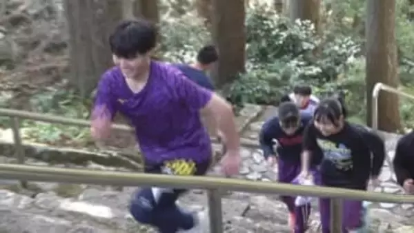 287段の階段を駆け上がる　身延山久遠寺で大みそか恒例の「階段上り」　新年の飛躍誓い高校陸上部が走り納め