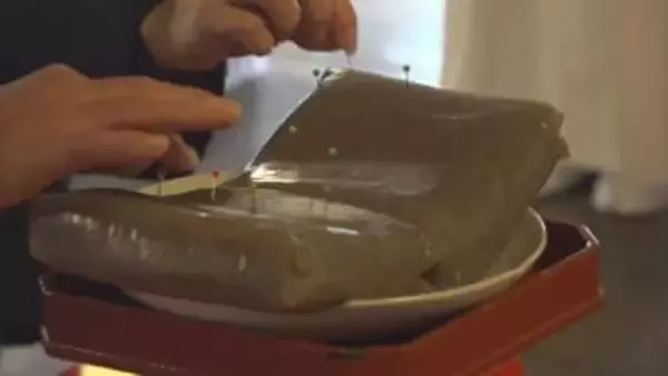 仕事で使った縫い針をコンニャクに刺して供養　服飾関係者が参加し伝統の「針供養祭」　甲府・稲積神社