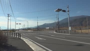 強盗事件　車の窓からスプレー吹きかけ現金28万円が入ったバッグ奪う　犯人は上下黒の服 スクーターで逃走　山梨・南アルプス市