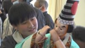 「やっている人はすごいと実感」3人一組で1mの人形を操る　人形芝居「米倉人形三番叟」を地元の小学生が体験　山梨・笛吹市