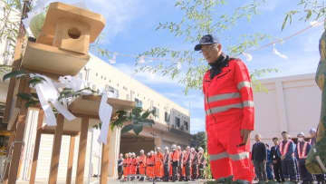 「人命を最優先に」　本格的な雪のシーズンを前に作業員や車両の安全祈願　中央道大月ICで雪氷対策車両の出陣式