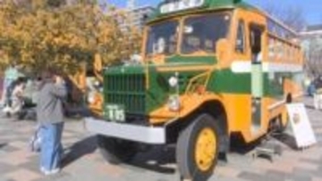 60年前のボンネットバス展示にナンバープレートや運賃表の販売も　やまなし公共交通フェス