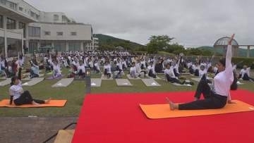 富士山の麓で約200人がヨガ体験　伸び伸びと体を動かしリラックス　6月21日は「国際ヨガデー」