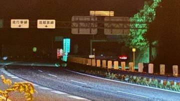 中央道　落下した資材に後続車10数台が衝突　通行止めは午後10時30分に解除