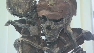「震えがきました」　戦争の悲惨さを訴える造形作品の展示会　兵士の骨格や衣服を忠実に鉄で再現　山梨市役所