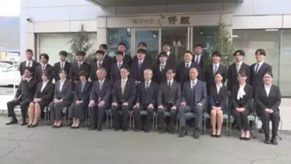 「「同期の輪を持ってスタートしてください」社長が激励　建設業を中心とするグループの合同入社式　甲府」の画像