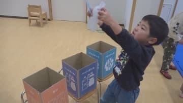「ごみにしないように物を大切にします」　園児が絵本やゲームでごみの分別など学ぶ　山梨・すみれ韮崎保育園