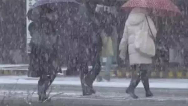 都心でも3センチの積雪　雪が降ったら『ペンギン歩き』　街中の滑りやすい場所はどこ？　積雪や凍った道を歩く時の注意点