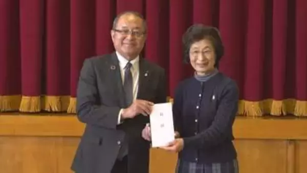 「子どもたちの健全な育成に　認定こども園に寄付　山梨県民信用組合」の画像