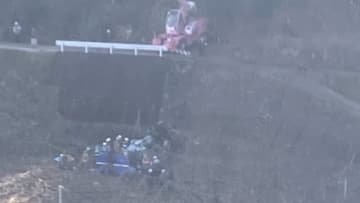 【速報】コンクリートミキサー車が道路から転落　運転手の男性が重体の模様