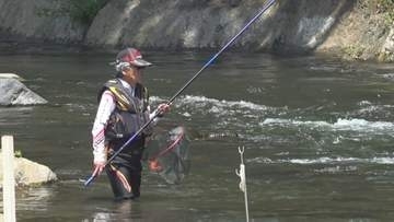 「釣果は40～50匹」　大勢の太公望が解禁日にアユの友釣りを楽しむ　山梨・桂川