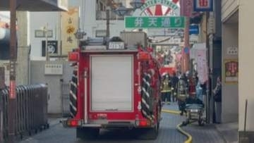 現場は飲食店が立ち並ぶ中心街　4階建てビルの飲食店で火事　周辺の一部が通行止め　山梨・甲府市
