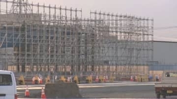 高さ7.5mの足場が倒れる　下敷きになり1人死亡　足場にのぼっていた1人が負傷　ホームセンターの建設工事現場　山梨