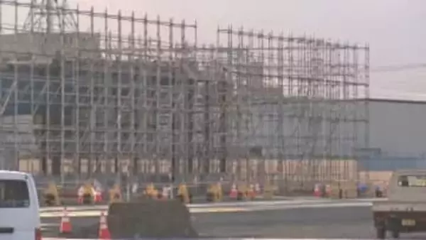 高さ7.5mの足場が倒れる　下敷きになり1人死亡　足場にのぼっていた1人が負傷　ホームセンターの建設工事現場　山梨