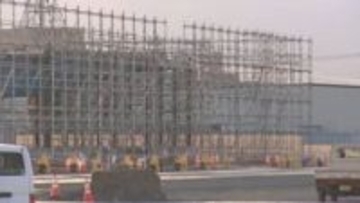 高さ7.5mの足場が倒れる　下敷きになり1人死亡　足場にのぼっていた1人が負傷　ホームセンターの建設工事現場　山梨