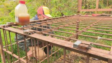 「さらに状況が悪化しないよう」クマ捕獲へ　畑に箱わな設置　周辺には住宅街や高校　山梨