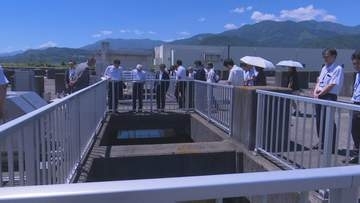 敷設50年超えの下水道管が増加　県議が下水処理施設を視察　担当者が道路陥没のリスクが高まると説明　山梨