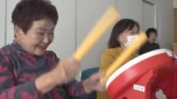 「頭に良さそう」　高齢者も“太鼓の達人”目指してプレー　高齢者対象のeスポーツ体験会　中央市
