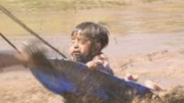 親子そろって泥まみれ　こいのぼりの下で田んぼを駆け抜ける恒例のどろんこレースが白熱　山梨・道の駅南きよさと