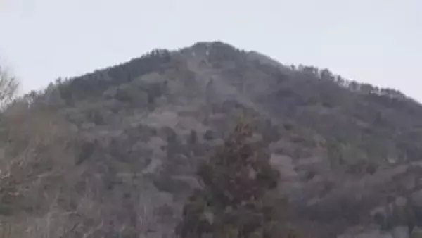 山林火災　延焼の勢いが弱まる　地上から残火処理や現場確認を進める　発生から２週間　消火活動続く　山梨・扇山