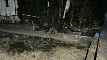 男女2人が乗った乗用車が道路を逸脱　乗っていた女性が死亡　山梨