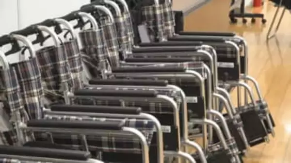 社員から集めた空き缶が10台の車いすに　県内10の障害者支援施設や老人ホームに寄贈　山梨トヨタ会