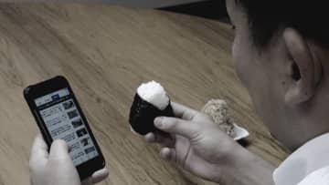 “スマホ食中毒”　トイレで使用→高まるノロウイルスの感染リスク　「ウイルスもスマートフォンに乗ってしまう」