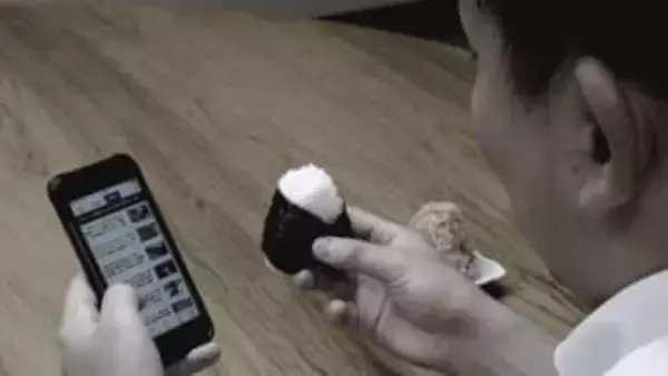 “スマホ食中毒”　トイレで使用→高まるノロウイルスの感染リスク　「ウイルスもスマートフォンに乗ってしまう」