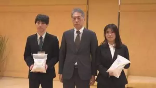 「物価高で非常に助かり、本当にありがたい」　学習塾運営の甲斐ゼミナールが大学生講師を支援　約300人に県産米贈る