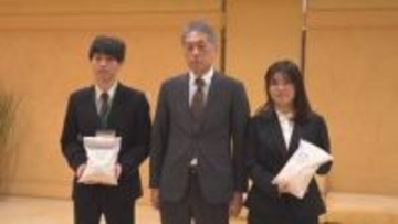 「物価高で非常に助かり、本当にありがたい」　学習塾運営の甲斐ゼミナールが大学生講師を支援　約300人に県産米贈る