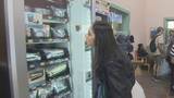 「「売り上げは飛躍的に伸びた」　駅に登場したユニークな自動販売機　観光客に人気　山梨・下吉田駅」の画像1