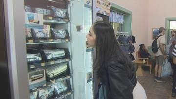 「売り上げは飛躍的に伸びた」　駅に登場したユニークな自動販売機　観光客に人気　山梨・下吉田駅