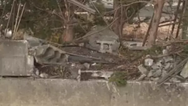 死亡したのは東京都の25歳女性　男女2人が乗った乗用車が道路を逸脱し塀に衝突　山梨