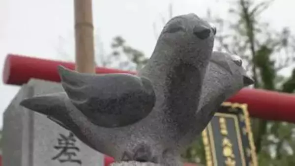 姿を拝むと疫病を逃れられると伝えられる「ヨゲンノトリ」　2体の石像を神社に奉納