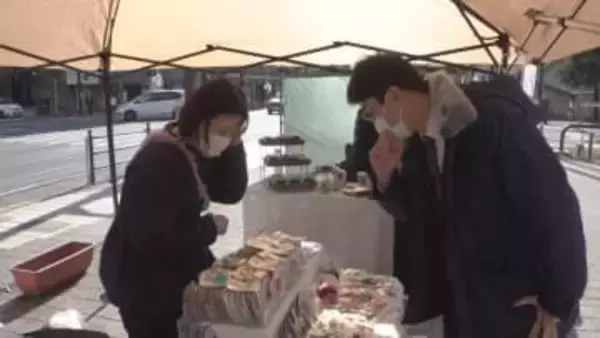 クリスマスマーケット　雑貨や焼き菓子など並ぶ　女性の活躍と交流の場をつくろうと市が開催　山梨・甲府市