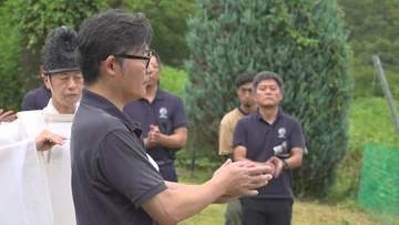 ワイナリーで収穫始め式　質の高いブドウの収穫と作業の安全を祈る　山梨