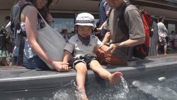 “足湯”ならぬ10℃の“足水”でヒンヤリ　３連休最終日の「海の日」を高原で満喫　北杜市・清泉寮