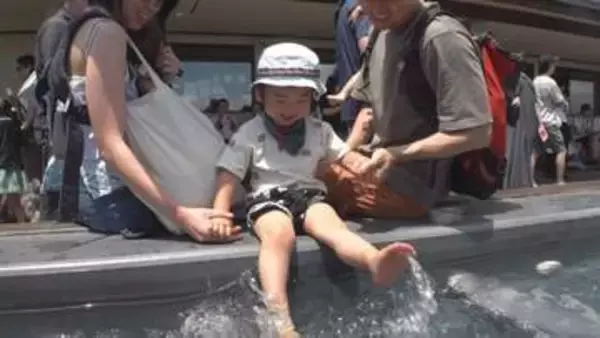 “足湯”ならぬ10℃の“足水”でヒンヤリ　３連休最終日の「海の日」を高原で満喫　北杜市・清泉寮